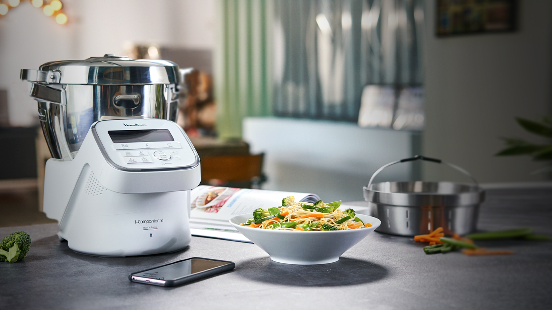 Companion avec une assiette préparée et un téléphone connecté à l'appareil